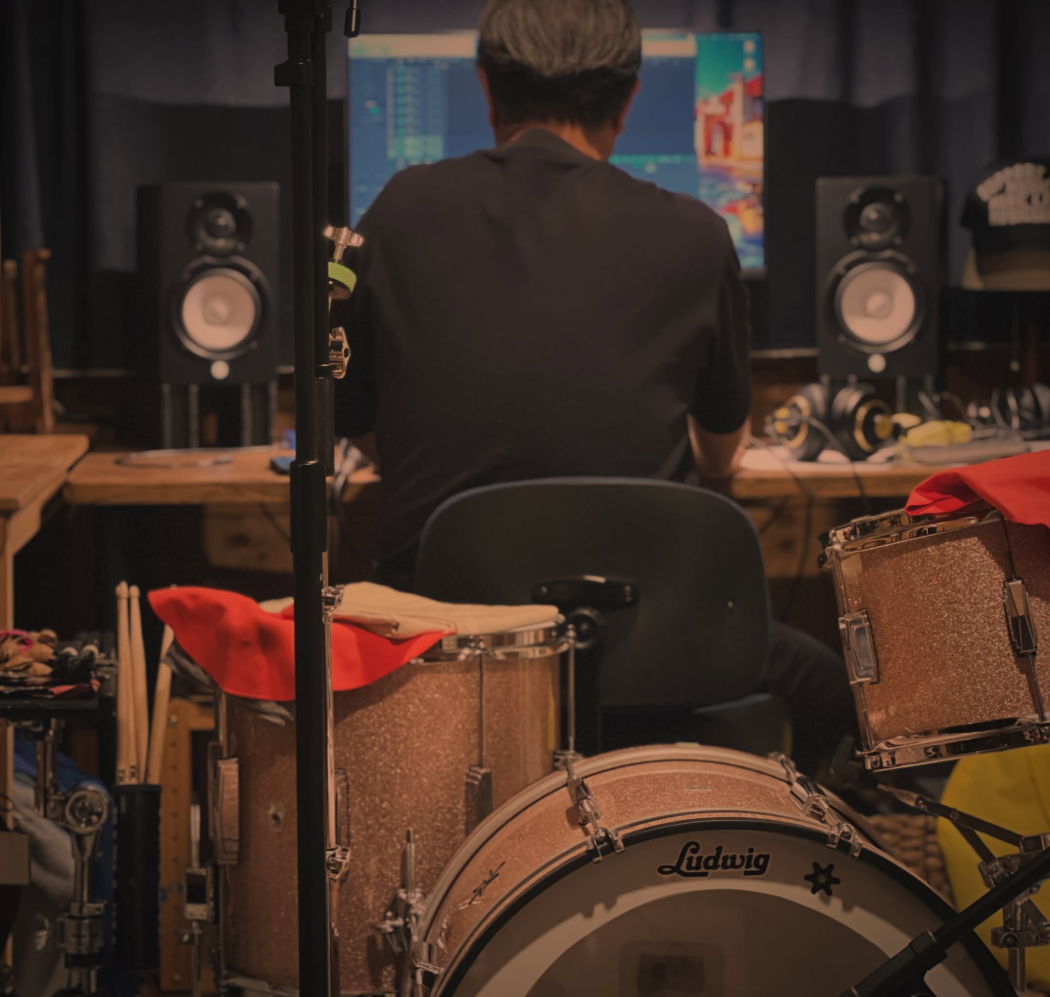 Cool time yesterday helping 春日利之 get his studio set up with some room and headphones calibration … looking forward to...